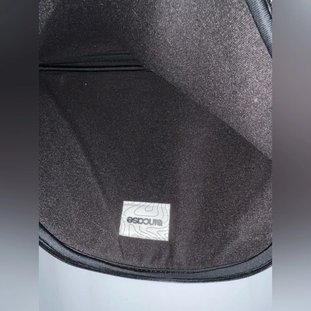 Incase Classic form cushioned laptop case Sleeve 13in Black